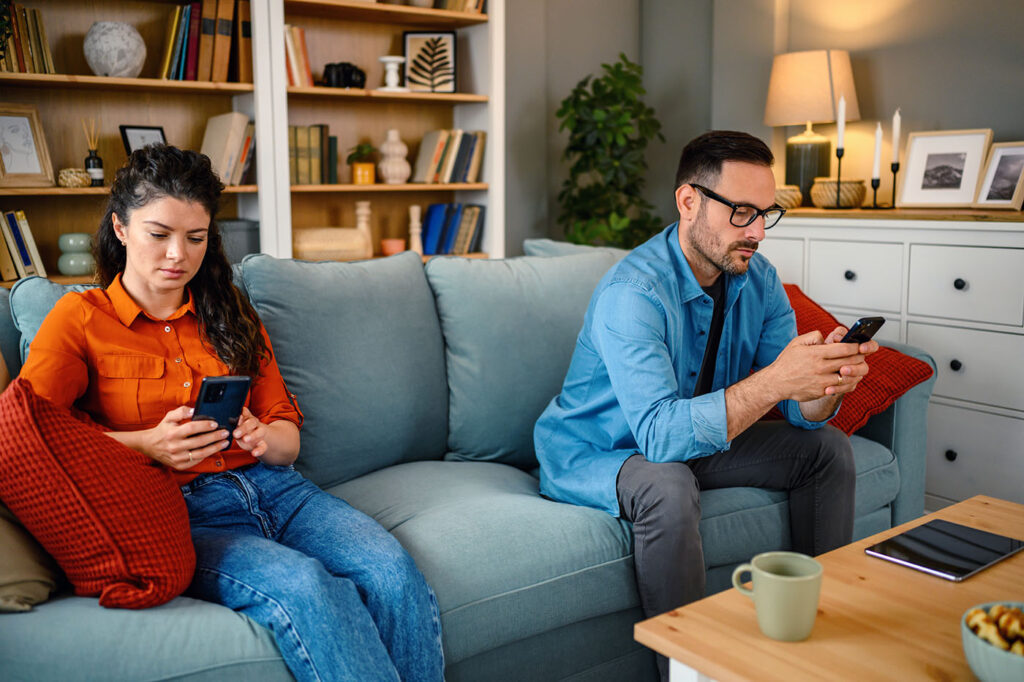 Kurator.nu - Blogg - Vad är en rimlig skärmtid 2026? - Personer som surfar på sina mobiler i soffan